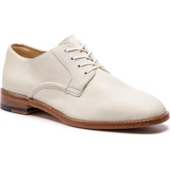 Oxfordy CLARKS - Ellis Scarlett 261418854 White Leather. Białe półbuty damskie Clarks, bez obcasa, na obcasie, bez zapięcia. W wyprzedaży za 329,00 zł.