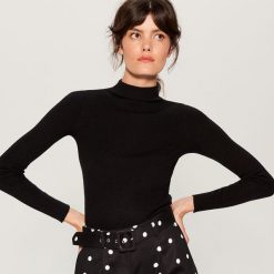 Swetry damskie: Dopasowany sweter - Czarny
