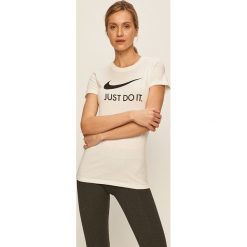 Nike Sportswear - T-shirt. Białe topy damskie Nike Sportswear, s, z nadrukiem, z bawełny, z okrągłym kołnierzem. Za 99,90 zł.