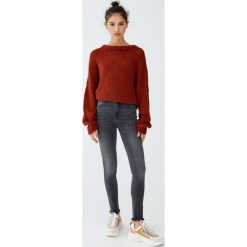 Jeansy rurki ze średnim stanem. Szare rurki damskie marki Pull&Bear, z jeansu. Za 79,90 zł.