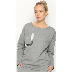 Szara Bluzka Angle Star. Szare bluzki longsleeves Born2be, m, z nadrukiem, retro, z dekoltem w łódkę. Za 59,99 zł.