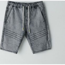 Denimowe szorty jogger - Jasny szary. Szare spodenki i szorty męskie Cropp, bez wzorów. W wyprzedaży za 69,99 zł.