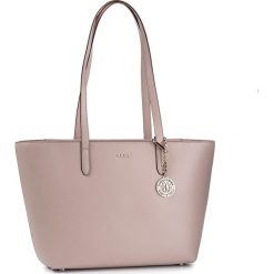 Torebka DKNY - Bryant Medium Tote R74A3014 Cashmere 244. Różowe torebki klasyczne damskie DKNY, bez wzorów, ze skóry, bez dodatków. Za 889,00 zł.