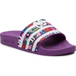 Klapki adidas - adilette W CG6468 Cblack/Ftwwht/Actred. Szare klapki damskie Adidas, bez wzorów, ze skóry, bez obcasa. W wyprzedaży za 159,00 zł.