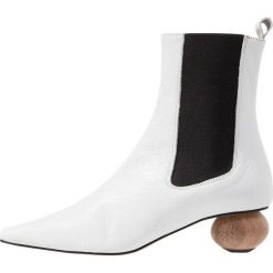 Topshop MAGICIAN Botki white. Białe botki damskie marki Topshop, ze skóry, klasyczne, bez obcasa, bez zapięcia. Za 459,00 zł.
