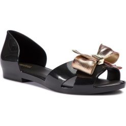 Sandały MELISSA - Seduction Iv Ad 32574 Black/Gold 50919. Czarne klapki damskie Melissa, bez wzorów, z tworzywa sztucznego, bez obcasa, na obcasie. Za 249,00 zł.
