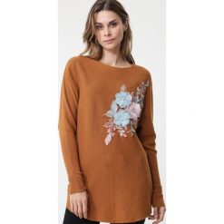 Camelowy Sweter Bowden. Brązowe swetry damskie Born2be, s, z haftami, bez rękawów, długie, bez kaptura. Za 99,99 zł.