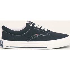 Tommy Jeans - Tenisówki. Czerwone trampki i tenisówki damskie Tommy Jeans, bez wzorów, z jeansu, na sznurówki. W wyprzedaży za 179,90 zł.