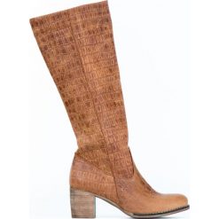 Klasyczne kozaki z tłoczeniem - skóra naturalna - model 154 - kolor brązowy krokodyl. Pomarańczowe kozaki damskie Zapato, do pracy, na lato, ze skóry, klasyczne, na wysokim obcasie, na obcasie, bez zapięcia. W wyprzedaży za 374,25 zł.