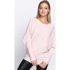 Jasnoróżowy Sweter Lead Me. Szare swetry klasyczne damskie marki Born2be, l, z dzianiny, z dekoltem w łódkę. Za 59,99 zł.