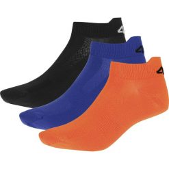 Skarpetki sportowe męskie (3 pary) SOM213 - pomarańcz neon+kobalt+głęboka czerń. Brązowe skarpetki męskie 4f, bez wzorów, z materiału. Za 29,99 zł.