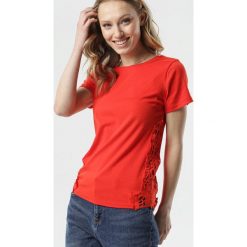 Czerwony T-shirt Iphanthei. Czerwone bluzki damskie Born2be, s, bez wzorów, z okrągłym kołnierzem. Za 49,99 zł.