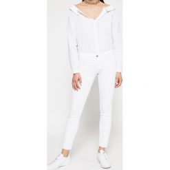 Tally Weijl - Jeansy Woven. Białe jeansy damskie rurki marki TALLY WEIJL, z obniżonym stanem. W wyprzedaży za 89,90 zł.