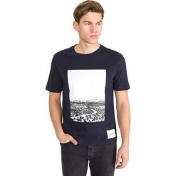 Calvin Klein Koszulka Niebieski. Niebieskie podkoszulki męskie Calvin Klein, xl, z nadrukiem, z bawełny, bez kołnierzyka, z krótkim rękawem, krótkie. Za 204,95 zł.