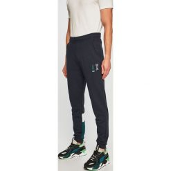 Armani Exchange - Spodnie. Niebieskie spodnie męskie Armani Exchange, na co dzień, l, bez wzorów, z bawełny. W wyprzedaży za 299,90 zł.