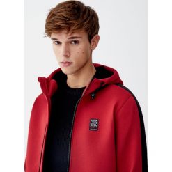 Kurtka z materiału technicznego z kapturem. Czerwone kurtki męskie Pull&Bear, m, z polaru. Za 89,90 zł.