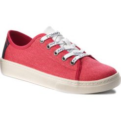 Tenisówki TOMMY JEANS - Light Textile Low EN0EN00229 Tommy Red 645. Czerwone trampki i tenisówki damskie Tommy Jeans, bez wzorów, z jeansu, bez zapięcia. W wyprzedaży za 209,00 zł.