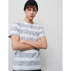 T-shirt w paski - Kremowy. Białe t-shirty męskie Reserved, s, w paski, bez kołnierzyka. W wyprzedaży za 39,99 zł.