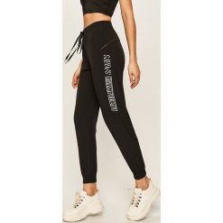 LaBellaMafia - Spodnie. Czarne spodnie damskie LABELLAMAFIA, s, z nadrukiem, z elastanu. Za 299,90 zł.