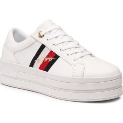 Sneakersy TOMMY HILFIGER - Th Signature Flatform Cupsole FW0FW05212 White YBR. Białe półbuty damskie TOMMY HILFIGER, bez wzorów, ze skóry ekologicznej, bez obcasa, na koturnie, bez zapięcia. Za 539,00 zł.