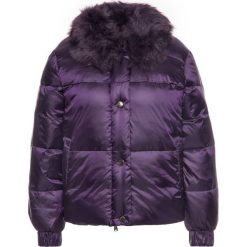 Kurtka puchowa Emporio Armani 6G2B82 2NUNZ 0825. Fioletowe kurtki damskie Emporio Armani, bez wzorów, z puchu, bez kaptura. W wyprzedaży za 549,00 zł.