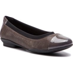 Baleriny CLARKS - Neenah Garden 261288874 Dark Grey Nubuck. Szare baleriny damskie Clarks, na co dzień, bez wzorów, ze skóry, klasyczne, bez obcasa, na płaskiej podeszwie, bez zapięcia. W wyprzedaży za 179,00 zł.