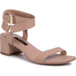 Sandały GINO ROSSI - V118-85-3 Beige. Brązowe klapki damskie Gino Rossi, bez wzorów, ze skóry, bez obcasa, na obcasie. Za 299,99 zł.