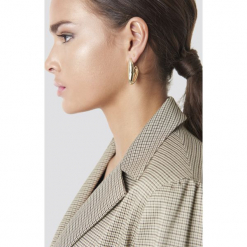NA-KD Accessories Kolczyki Structured V - Gold. Szare kolczyki damskie NA-KD Accessories, na sztyftcie. W wyprzedaży za 22,40 zł.