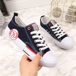 Trampki niskie tekstylne granatowe Cross Jeans FF2R4073C - granatowy. Niebieskie trampki i tenisówki damskie Cross Jeans, bez wzorów, z jeansu, bez zapięcia. Za 70,00 zł.