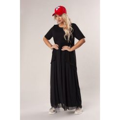Dzianinowa sukienka maxi z tiulowym dołem i krótkim rękawem. Sukienki damskie producent niezdefiniowany, uniwersalny, bez wzorów, z elastanu, bez kołnierzyka, z krótkim rękawem, krótkie, mini. Za 299,00 zł.
