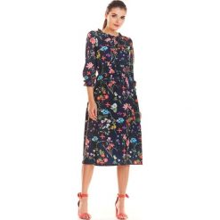 Sukienka midi w kwiaty z gumką w pasie. Sukienki damskie e-margeritka.pl, s, w kwiaty, z poliesteru, eleganckie, ze stójką, z długim rękawem, długie, midi, rozkloszowane. Za 139,99 zł.