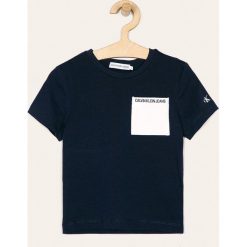 Calvin Klein Jeans - T-shirt dziecięcy 104-176 cm. Niebieskie t-shirty chłopięce Calvin Klein Jeans, z aplikacjami, z bawełny, bez rękawów. W wyprzedaży za 99,90 zł.