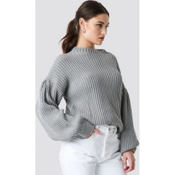 NA-KD Sweter z dzianiny z bufiastym rękawem - Grey. Szare swetry oversize damskie marki NA-KD, z dzianiny. Za 121,95 zł.