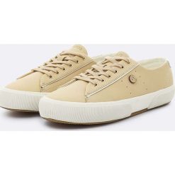 Skórzane sneakersy w kolorze beżowym. Brązowe trampki męskie Faguo, z okrągłym noskiem, na sznurówki. W wyprzedaży za 150,95 zł.