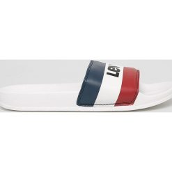 Levi's - Klapki. Białe kapcie męskie Levi's®, bez wzorów, z gumy. Za 129,90 zł.