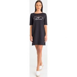 SUKIENKA emporio armani. Czarne sukienki damskie Emporio Armani, na imprezę, xs, z aplikacjami, z bawełny, z okrągłym kołnierzem, z krótkim rękawem, krótkie, mini. Za 349,00 zł.