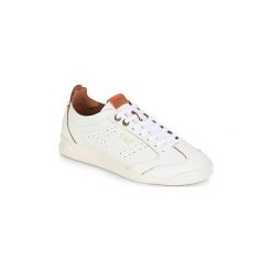 Buty Kickers KICK 18. Białe trampki i tenisówki damskie marki Kickers, bez wzorów, bez zapięcia. Za 311,20 zł.