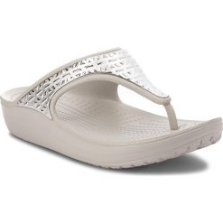 Japonki CROCS - Sloane Graphic Etch Met Flip W 205129 White/Silver. Szare klapki damskie Crocs, bez wzorów, z tworzywa sztucznego, bez obcasa. W wyprzedaży za 149,00 zł.