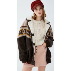 Kurtka sztruksowa z etnicznym nadrukiem. Szare kurtki damskie marki Pull&Bear, z nadrukiem, ze sztruksu, bez kaptura. Za 249,00 zł.