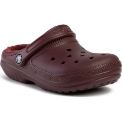 Klapki CROCS - Classic Lined Clog 203591 Burgundy/Burgudy. Czerwone klapki damskie Crocs, bez wzorów, z tworzywa sztucznego, bez obcasa. Za 199,00 zł.