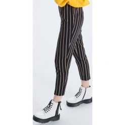 Spodnie jogger tailoring - Granatowy. Niebieskie spodnie damskie marki Cropp. Za 89,99 zł.
