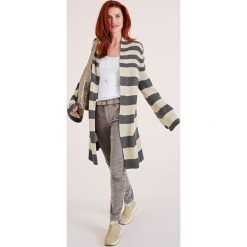 Sweter rozpinany w kolorze szaro-kremowym. Szare swetry damskie Heine, w paski, z wełny. W wyprzedaży za 87,95 zł.