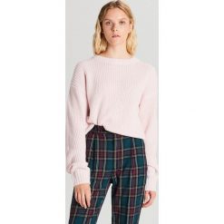 Sweter oversize - Różowy. Różowe swetry damskie Cropp, s, bez wzorów, bez rękawów, bez kaptura. W wyprzedaży za 39,99 zł.