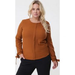 Camelowa Bluzka Danae. Bluzki damskie Born2be, na co dzień, bez wzorów, eleganckie, z okrągłym kołnierzem, z długim rękawem. Za 59,99 zł.