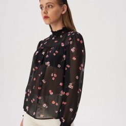 Bluzka w kwiaty ze stójką - Czarny. Czarne bluzki damskie Sinsay, s, w kwiaty, ze stójką, bez rękawów. Za 39,99 zł.