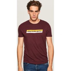 T-shirt Stay in the game - Bordowy. Czerwone t-shirty męskie Reserved, l. Za 39,99 zł.