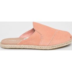Toms - Klapki Nova. Pomarańczowe klapki damskie Toms, bez wzorów, ze skóry, bez obcasa. W wyprzedaży za 199,90 zł.