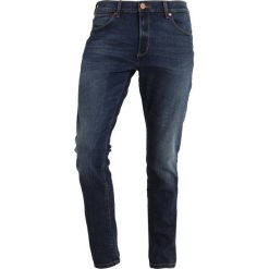 Wrangler LARSTON Jeansy Slim Fit sin bin. Niebieskie jeansy męskie relaxed fit marki Wrangler, z bawełny. Za 399,00 zł.