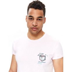 T-shirt z haftem. Różowe t-shirty męskie Top Secret, na lato, xl, z nadrukiem, z bawełny, bez kołnierzyka, krótkie. W wyprzedaży za 14,99 zł.