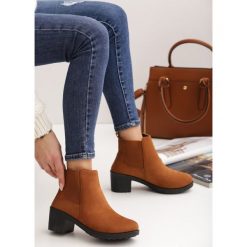 Camelowe Botki Carverdale. Brązowe botki damskie Renee, prążkowane, eleganckie, z okrągłym noskiem, na średnim obcasie, na obcasie, bez zapięcia. Za 159,99 zł.